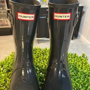 Great condition mid calf Hunter Rain Boots. Graphite Blue Gray.